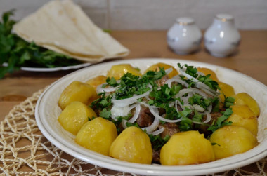 Cauldron kebab with potatoes