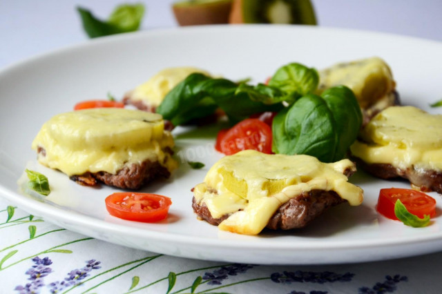 Beef with kiwi and cheese