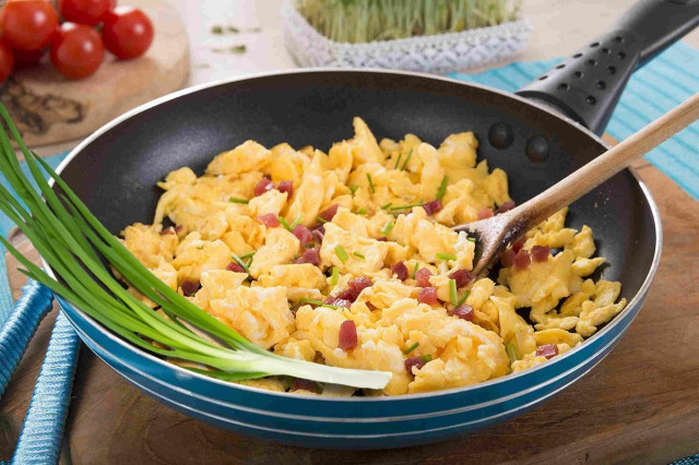 Scrambled eggs with bacon and cheese