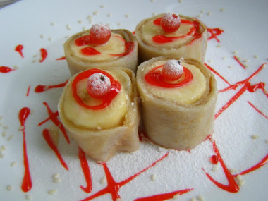 Sweet sushi rolls with bananas