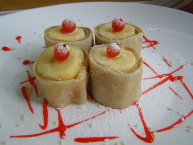 Sweet sushi rolls with bananas