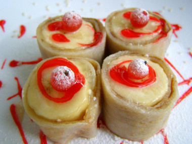 Sweet sushi rolls with bananas