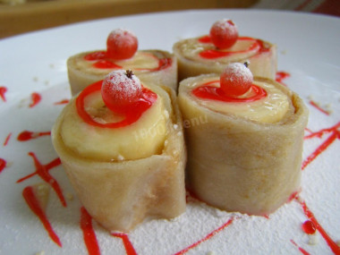 Sweet sushi rolls with bananas