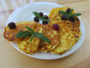 Cheesecakes. Cottage cheese pancakes in a frying pan