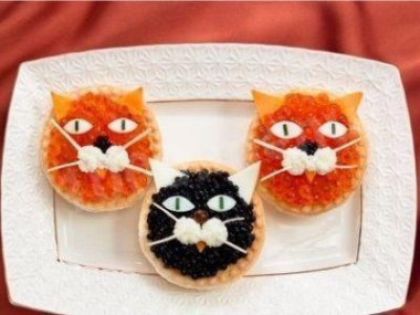 Tartlets with black and red caviar