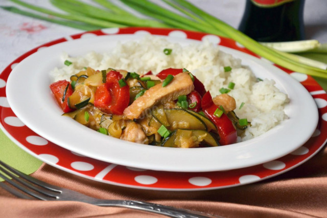 Stir-fry chicken with zucchini