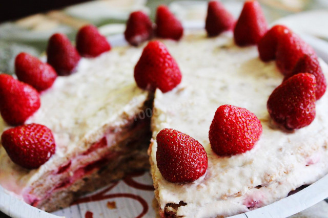 Strawberry-banana cake made from whole grain flour