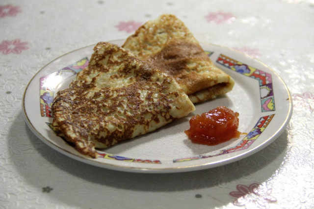 Pancakes with milk according to great-grandmother Anna's recipe