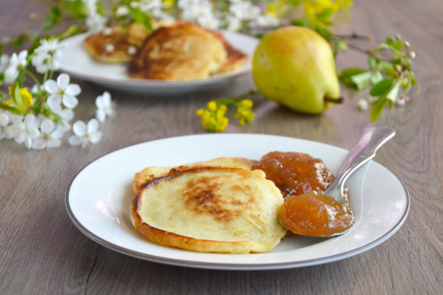 Creamy pancakes with Duchess pear