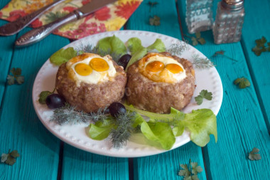 Meat nests with quail eggs in the oven