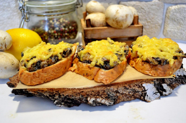 Hot mushroom sandwiches