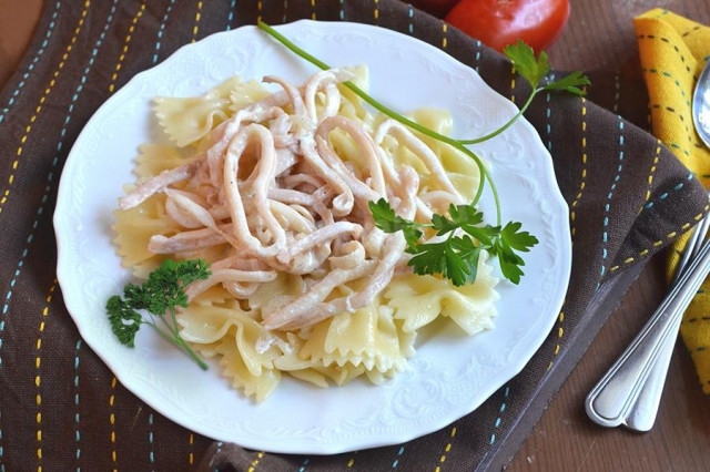 Squid rings with white wine in cream sauce