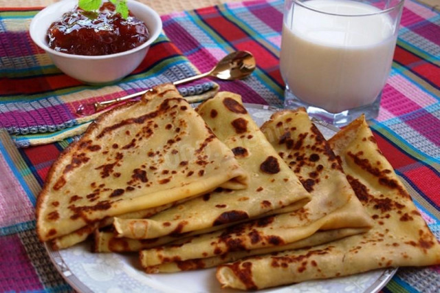 Pancakes with milk and boiling water are thin