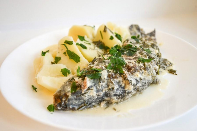 Crucian carp stewed in sour cream