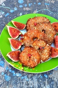 Apple rings in a cereal crust