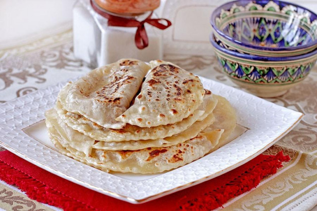 Kutabs with meat in Azerbaijani