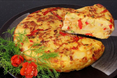 Potato casserole with bell pepper in a frying pan