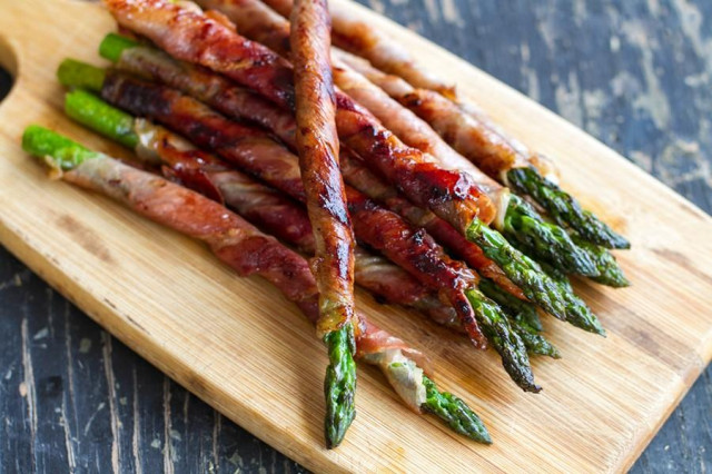 Green asparagus in a frying pan