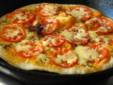 Yeast pizza in a frying pan in 10 minutes