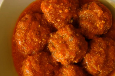 Meatballs with sour cream and tomato paste