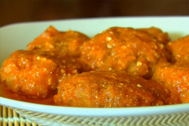 Meatballs with sour cream and tomato paste