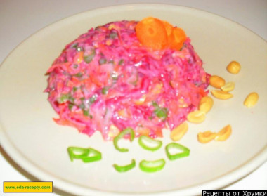 Salad of fresh carrots and beets with cashews and honey