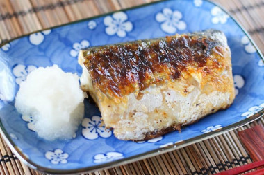 Mackerel baked on coals in foil