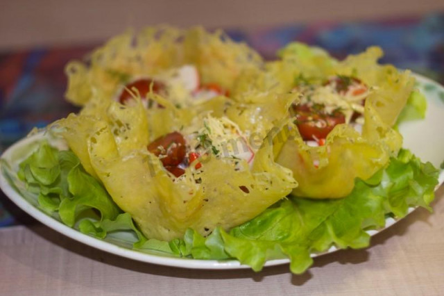 Cheese salad baskets