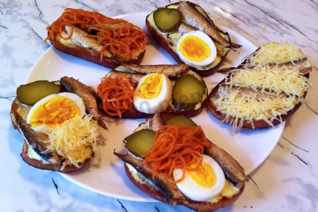 Sprat sandwiches toasts