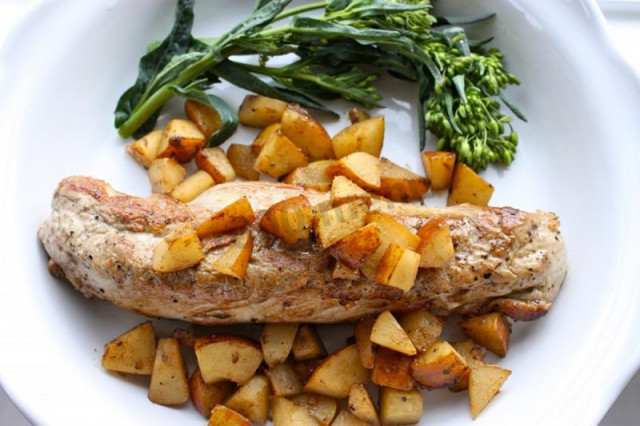 Pork tenderloin, baked with wine and pears