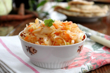 Cabbage salad with carrots and butter