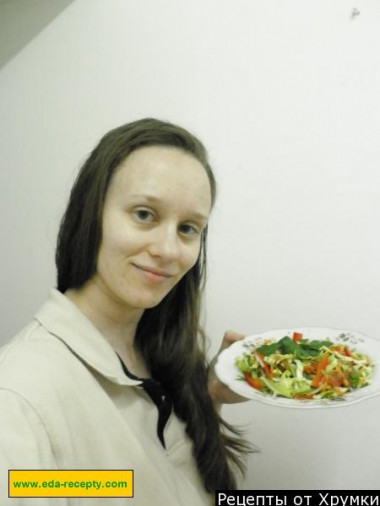 Cabbage salad with carrots, bell pepper and oil