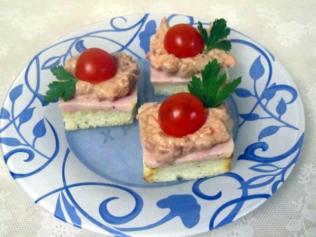 Canapé Delis with ham and beans