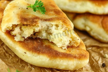 Yeast pies in a frying pan