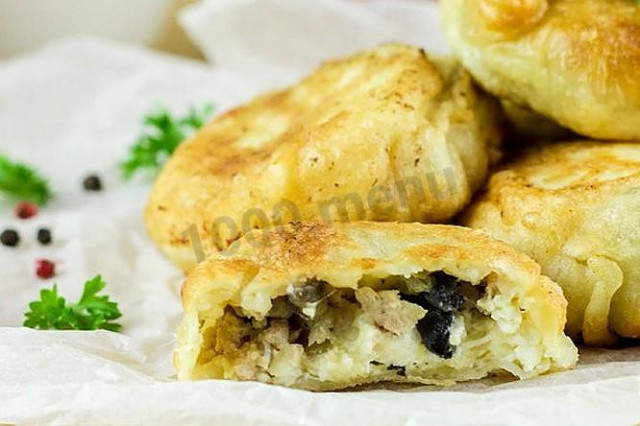 Yeast pies in a frying pan