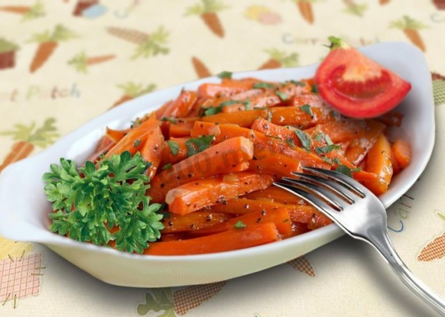 Stewed carrots with tomatoes and onions