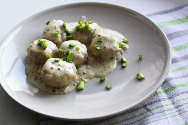 Chicken meatballs in sour cream sauce