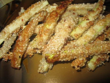 Zucchini fingers in sesame