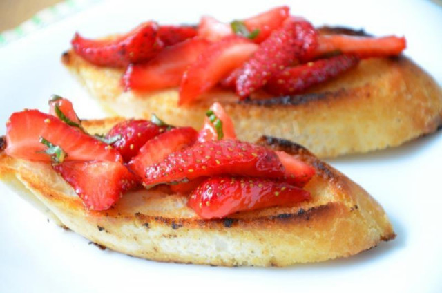 Croutons with strawberries