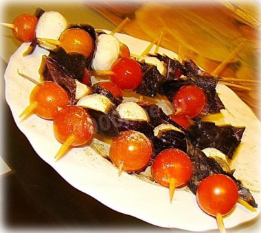 canapé appetizer of cherry tomatoes and cheese