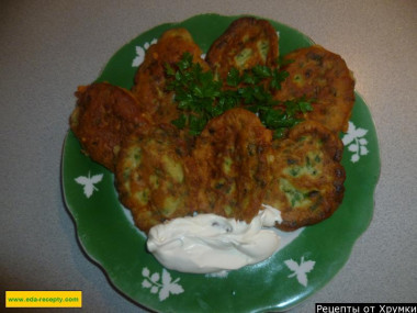 Green pancakes with sour cream