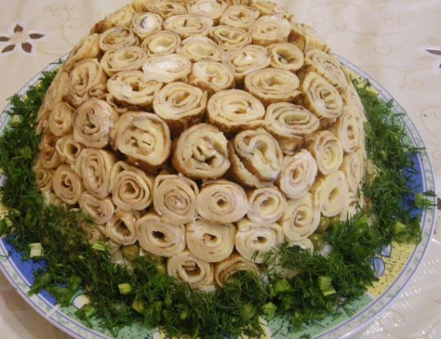 Salad with pancakes and chicken Roses for a loved one