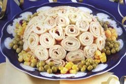 Salad with pancakes and chicken Roses for a loved one