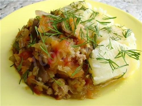 Cabbage with minced meat and porcini mushrooms