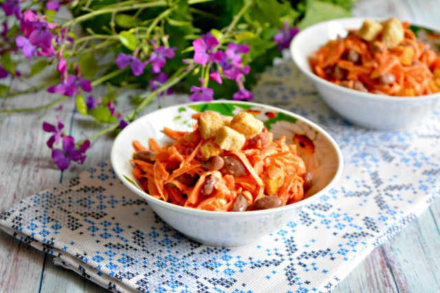 Salad of boiled red beans and carrots