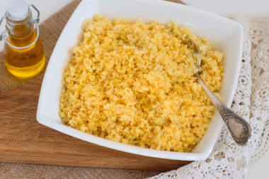 How to cook crumbly bulgur for garnish in a saucepan on water