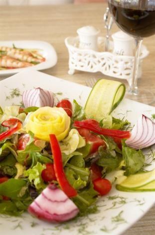 Salad with pepper and carrot shrimp