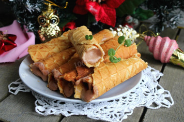 Waffle rolls with boiled condensed milk