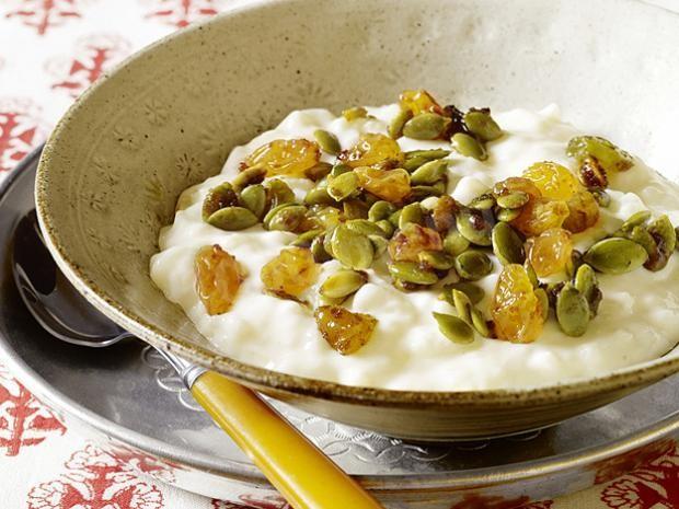 Pudding with raisins and pumpkin seeds