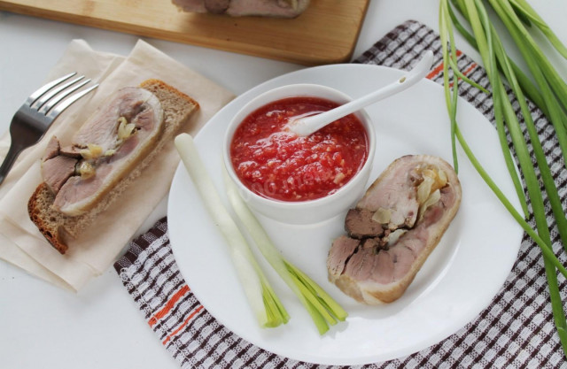 Boiled pork knuckle roll